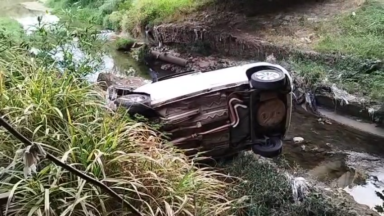 Motorista morre após capotar carro e cair em ribanceira em Indaiatuba
