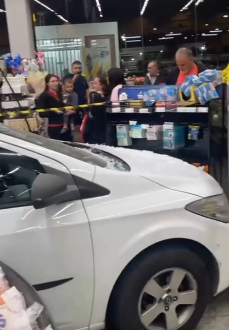 Carro invade supermercado em Várzea Paulista