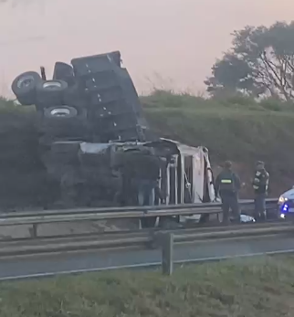 Motorista morre após colisão entre carro e carreta em rodovia