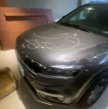 Homem risca carro com pedra após pedir dinheiro e foge no Centro de Piracicaba