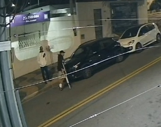 Homem com muletas participa de furto de veículo em Campinas