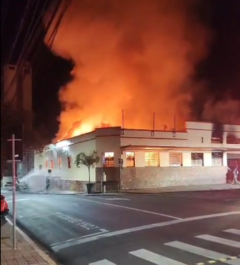 Incêndio destrói Mercadão Municipal de Piracicaba durante a madrugada