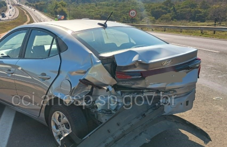 Colisão entre caminhão e dois carros deixa um morto na Rodovia Washington Luís, em Rio Claro