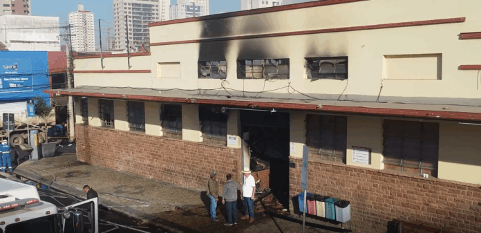 Mercadão de Piracicaba segue interditado para limpeza após incêndio