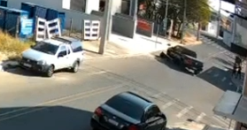 Adolescente de 16 anos fica gravemente ferido após bater moto em caminhonete em Indaiatuba