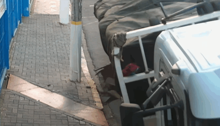 Caminhão com 13 toneladas de açúcar afunda após asfalto ceder em Rio Claro