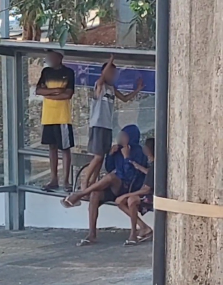 Grupo de jovens, com idades entre 11 e 15 anos, quebrou estrutura durante “desafio”; caso foi levado à delegacia da Infância e Juventude