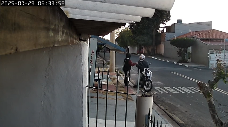 Mulher é morta com três tiros na cabeça durante assalto em ponto de ônibus em Hortolândia