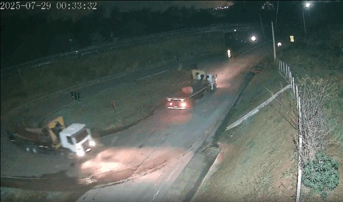 Criminosos invadem empresa e furtam caminhões e equipamentos em Cosmópolis