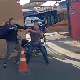Discussão após acidente entre carro e moto termina em briga no Centro de Piracicaba