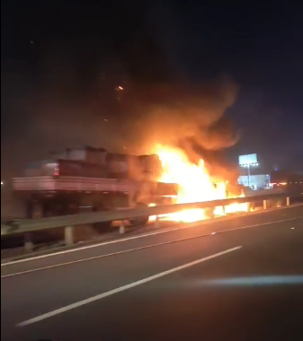 Caminhão pega fogo no acostamento da rodovia em Sumaré