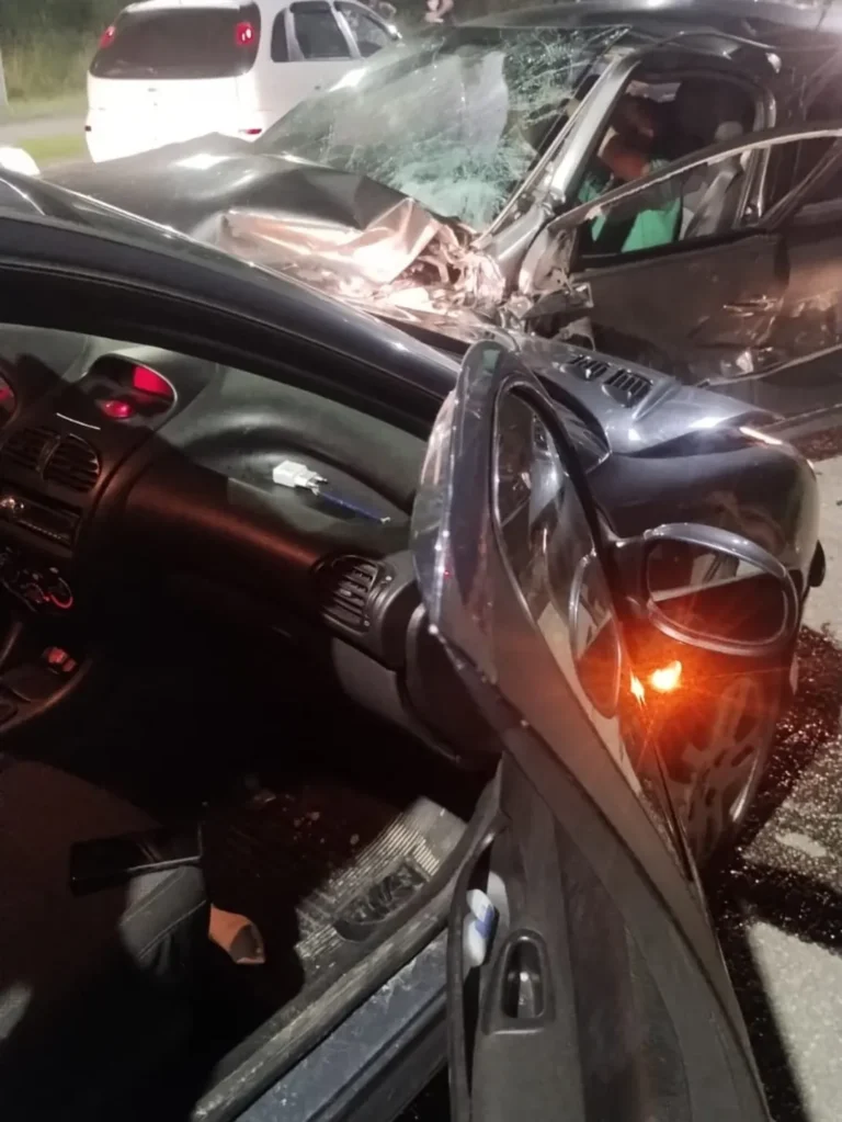 Colisão frontal entre três veículos deixa feridos em Bertioga