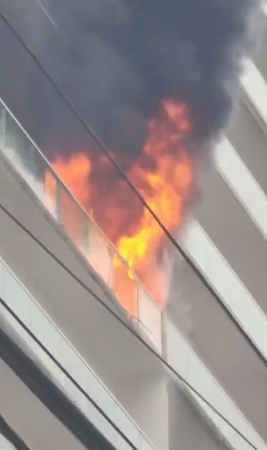 Incêndio atinge apartamento no centro de Guarujá e um gato foi resgatado; VÍDEO