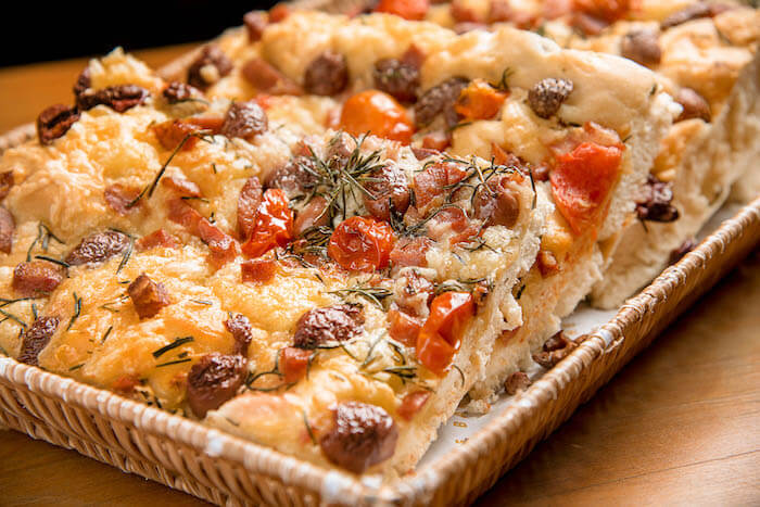 Focaccia genovesa e recheada: receita fácil para variar o cardápio