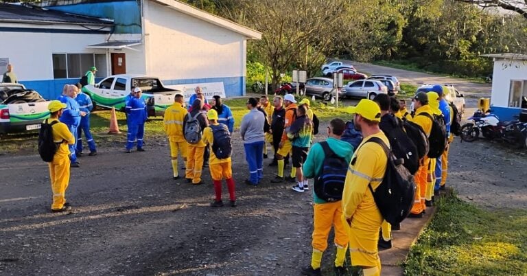 Trabalhadores da limpeza urbana iniciam greve por aumento de salários na região