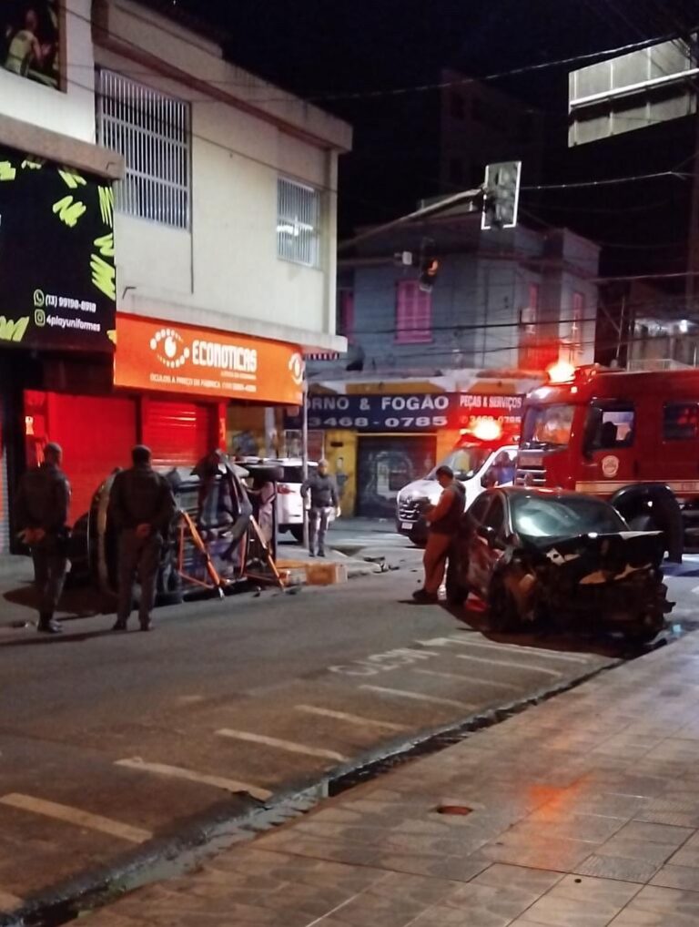 Colisão entre carros deixa duas vítimas em São Vicente