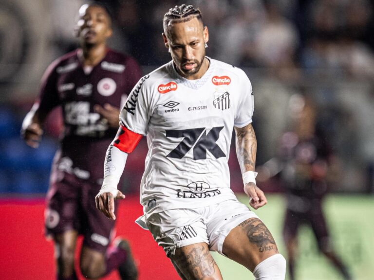 Neymar vai do gol à ‘fuga’ em jogo do Santos com boas-vindas de Robinho Jr