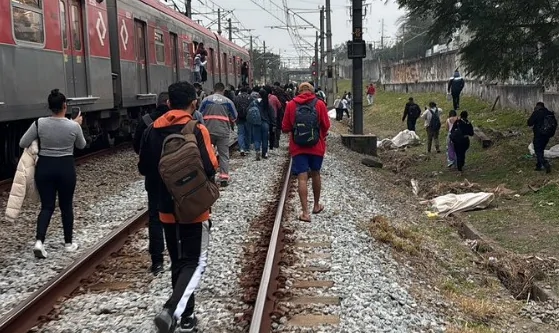 Passageiros andam nos trilhos | Reprodução redes sociais