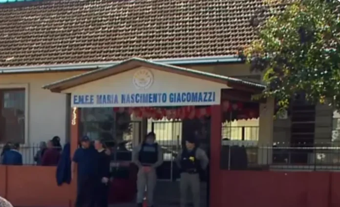 Policiais na porta da escola | Reprodução