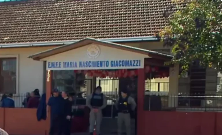 Policiais na porta da escola | Reprodução