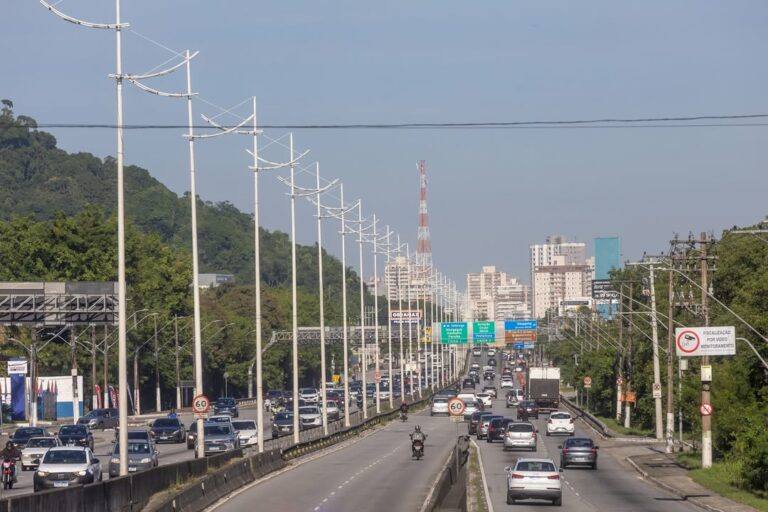 Acidente entre ônibus, carro e moto interdita avenida em Praia Grande