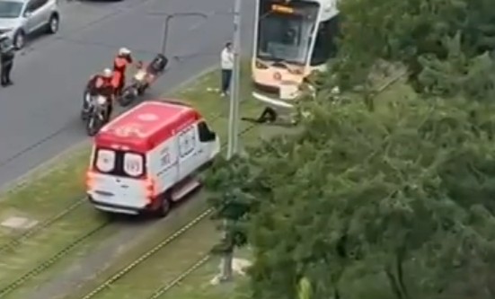 Homem é levado à UPA após ser atingido por VLT em cidade do litoral