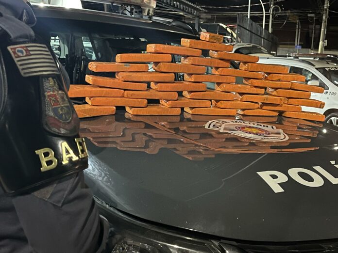 Polícia prende suspeito por tráfico após apreensão de mais de 18 kg de maconha em São José