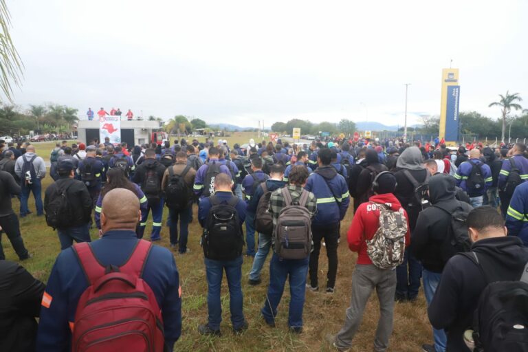 Funcionários da Gerdau em Pindamonhangaba fazem protesto com atraso na entrada