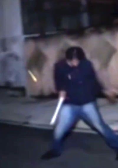 VÍDEO: Homem é contido com taser após agredir a mãe e atacar guardas municipais em São Sebastião