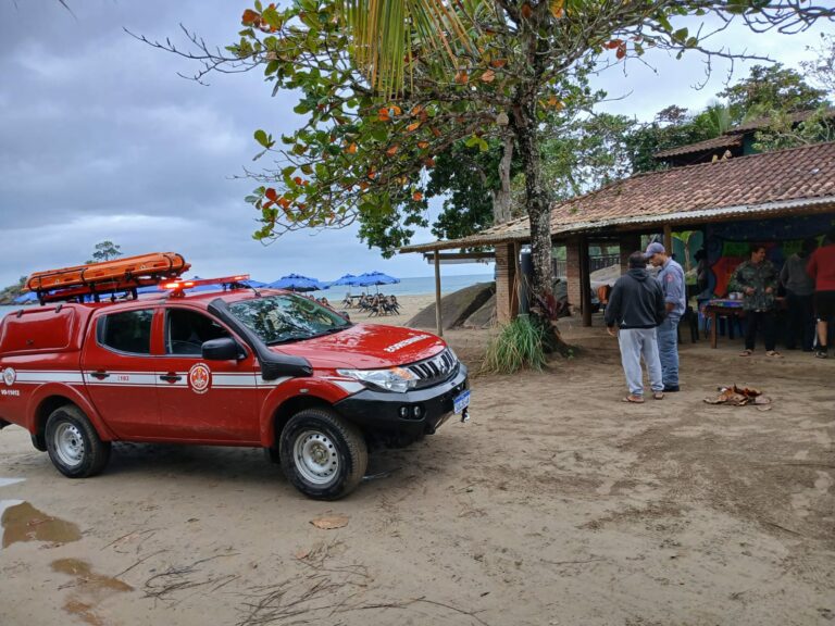 Barco com seis pessoas naufraga em Ilhabela