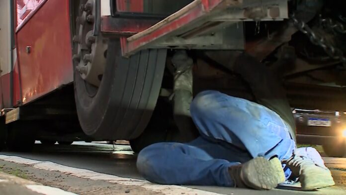 Ônibus quebra suspensão e interrompe trajeto
