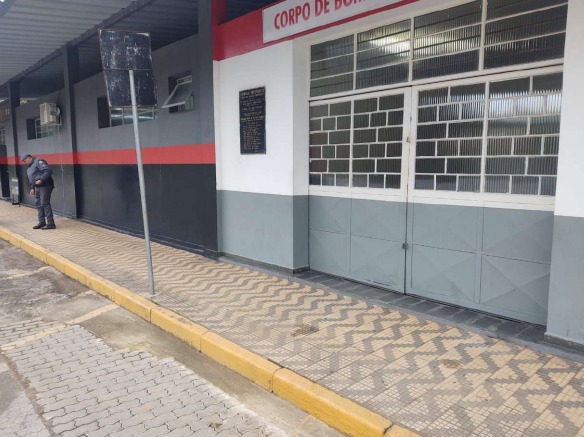 Homem é preso em flagrante após detonar bomba caseira em frente à base da PM em Cunha