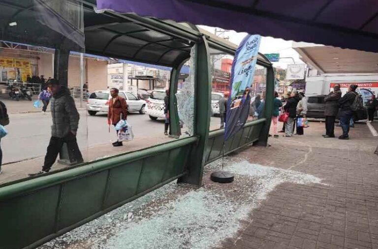 Homem é preso após depredar escola, ponto de ônibus, loja e veículos durante surto em São José