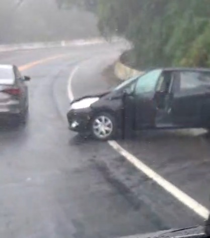 Carro se envolve em acidente e sai da pista na Floriano Rodrigues Pinheiro, em Pindamonhangaba