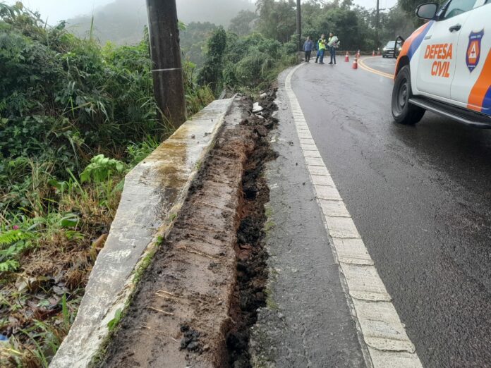 Deslizamento de terra interdita trecho da Rio-Santos em São Sebastião
