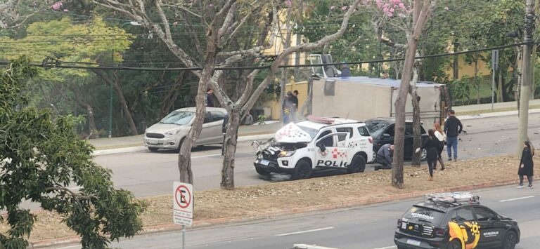 VÍDEO: Caminhão capota após batida com viatura da PM em São José