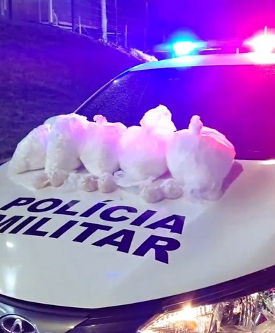 VÍDEO: Homem é preso com mais de 5 mil porções de drogas após fugir da polícia em São José