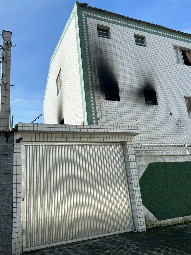 Apartamento pega fogo na Praia Grande; VÍDEO