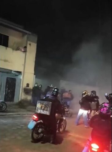 Motoboys atacam casa e derrubam portão após cliente agredir entregador em Caraguatatuba