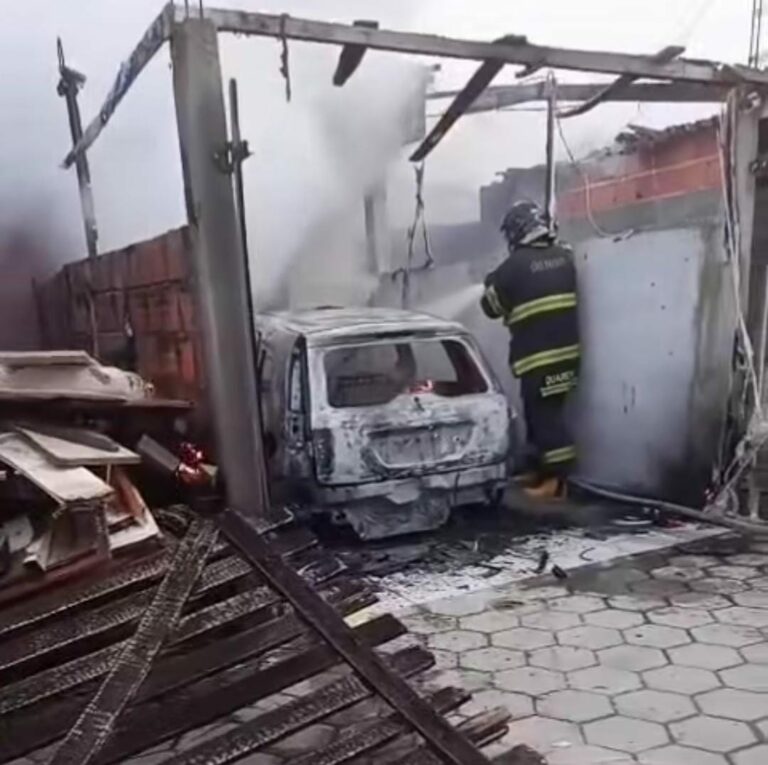 Incêndio destrói carro dentro de garagem residencial em Bertioga; VÍDEO