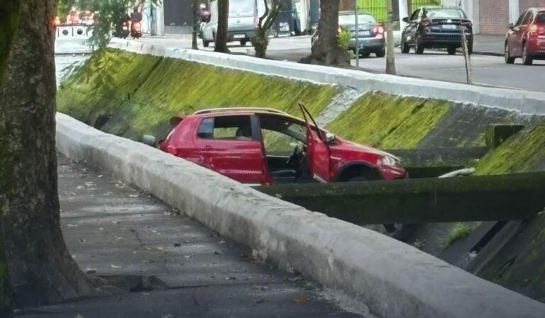 Carro perde controle e cai dentro de canal em Santos