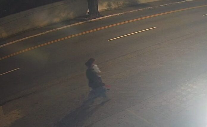 Câmeras flagram jovem de Jacareí caminhando com o ex na véspera de ser morta; VEJA