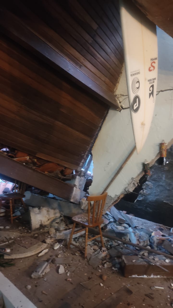 Telhado cede em residência em Maresias e moradores escapam ilesos com ajuda de vizinhos