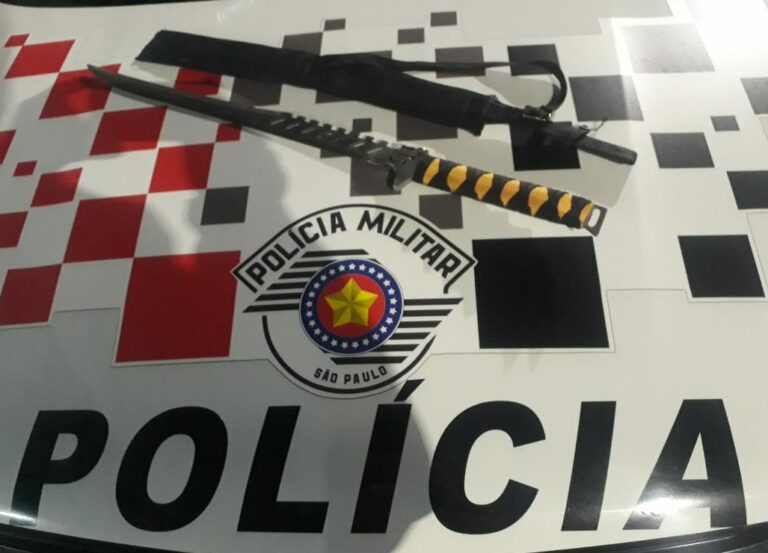 Homem é preso após invadir casa com facão e ameaçar moradora na zona norte de São José