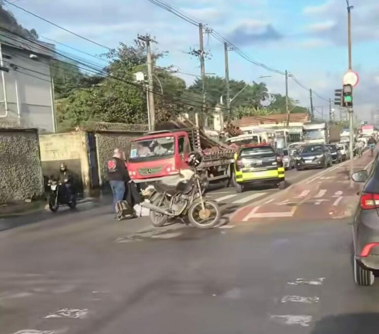 Acidente entre motos causa trânsito e deixa uma pessoa ferida em Santos; VÍDEO