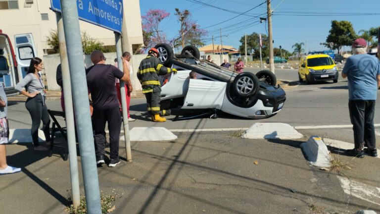 Casal de idosos capota carro após colisão no Jardim Aurélia, em Campinas