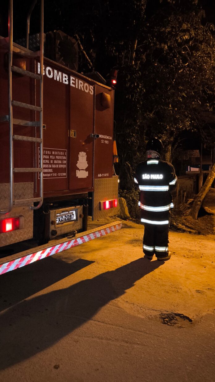 Incêndio atinge casa e deixa homem ferido em Ubatuba