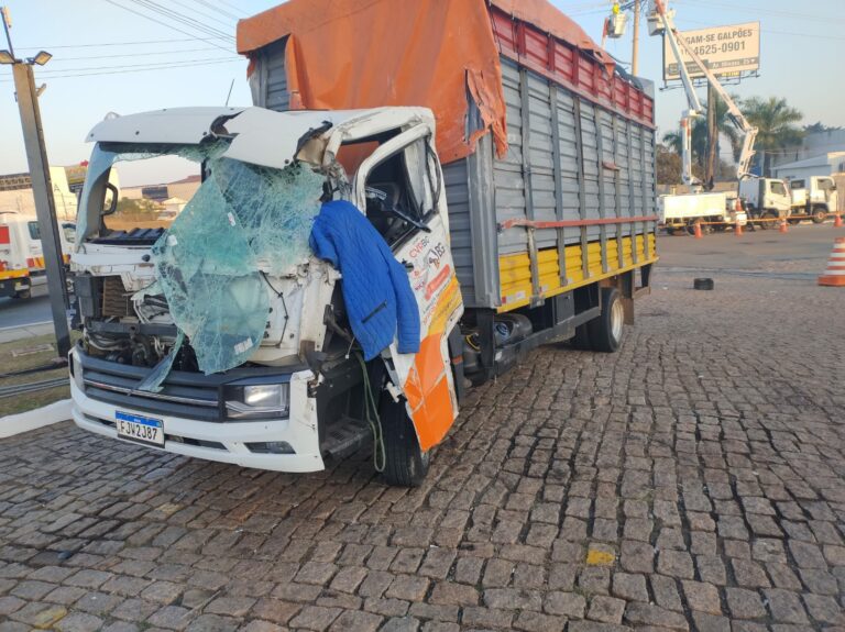 Caminhão bate em postes e deixa bairro sem energia em Sumaré
