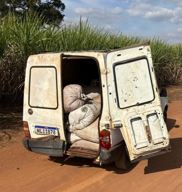 BAEP prende quatro e recupera carga de soja furtada na região