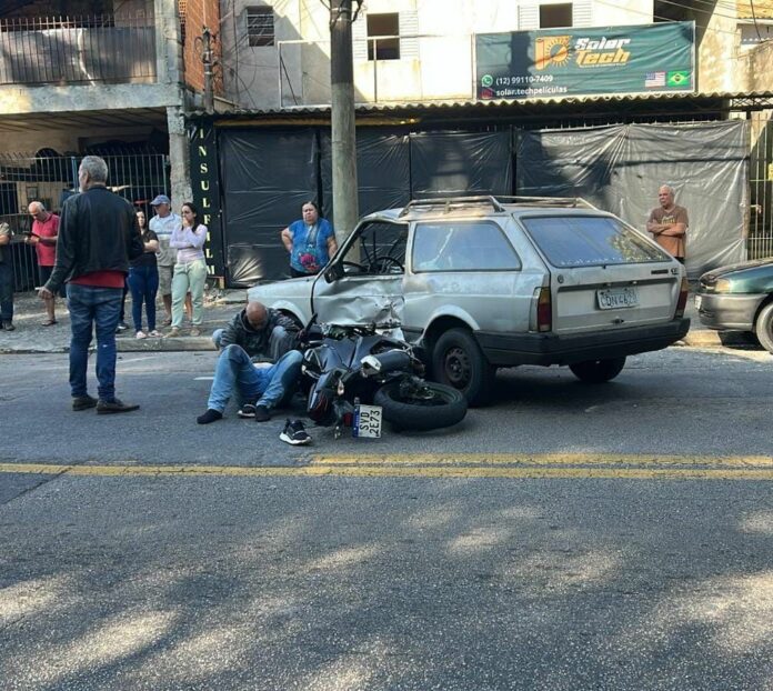 Acidente entre carro e moto deixa dois feridos em São José dos Campos Acidente entre carro e moto deixa dois feridos em São José dos Campos